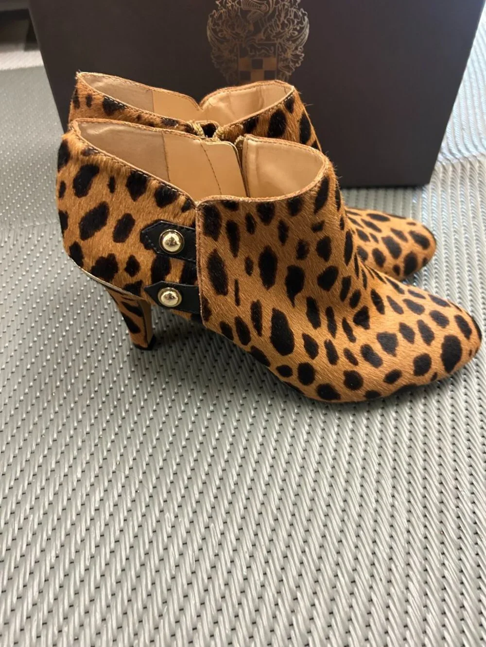 VINCE CAMUTO Leopard Ankle Booties Vemmey2 Size 8.5M
